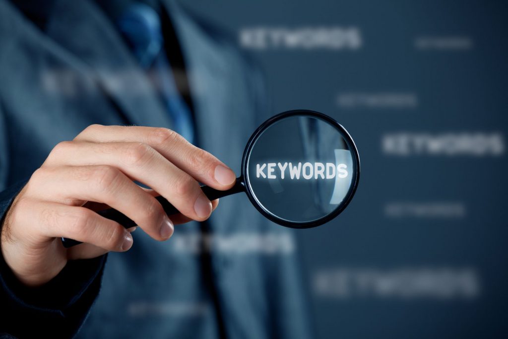 magnifying glass pointed to keywords